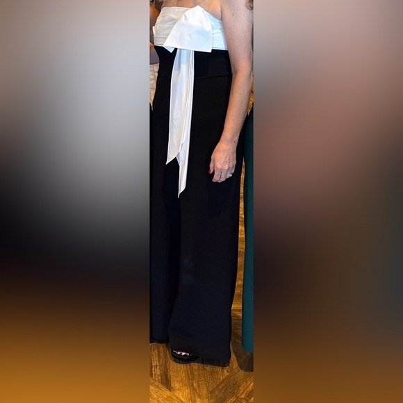 Adrianna Papell Colorblock Crepe strapless jumpsuit with bow. Size 10 - Picture 16 of 16